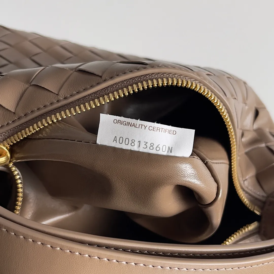Batch 1360 It is predicted that BV Bottega’s lunch bag will be popular again this year. The entire bag is made of top nappa lambskin, which is very soft and lightweight. It also uses the intrecciato weaving process that the two founders spent several months developing from the beginning of the brand. It is completely hand-woven by Italian craftsmen. It perfectly reflects the craftsmanship of Bottega. The entire bag shape is also a very practical and popular lunch box bag type. The slightly curved arc of the bag mouth can also better fit our wrists. Style number: 754443 Size: 22*13*9